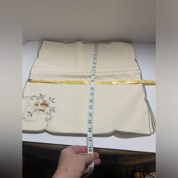 NWOT never used Vintage set of 12 embroidery linen napkin size 16 1/2 x 16 1/2 - Picture 5 of 6